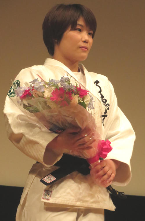 了徳寺大の壮行会に出席した志々目愛（撮影・峯岸佑樹）