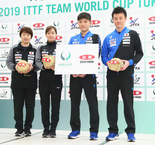 笑顔を見せる、左から女子日本代表馬場監督、石川、張本、男子日本代表倉嶋監督（撮影・足立雅史）