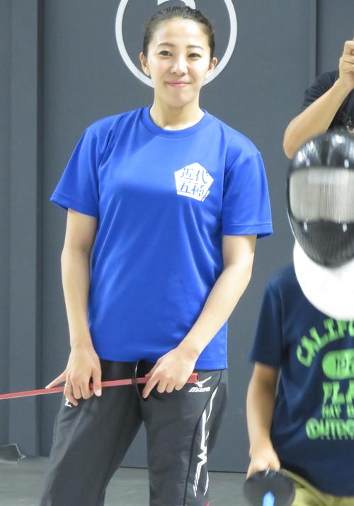 子どもたちにフェンシングを指導する黒須成美さん（撮影・峯岸佑樹）