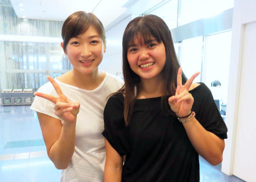 池江璃花子（左）と長谷川涼香（2017年7月14日撮影）