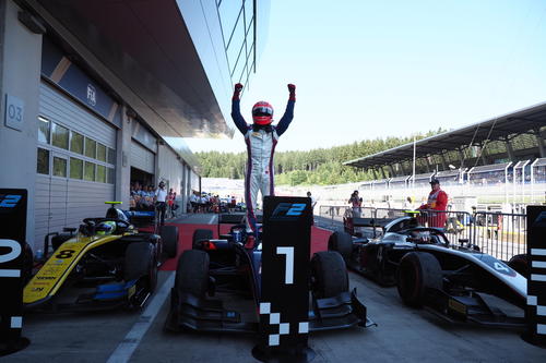 F2選手権第6ラウンドのレース1で、松下信治が優勝を飾る