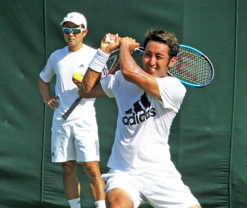 試合会場で練習する内山と、見守る増田健太郎コーチ（左）（撮影・吉松忠弘）