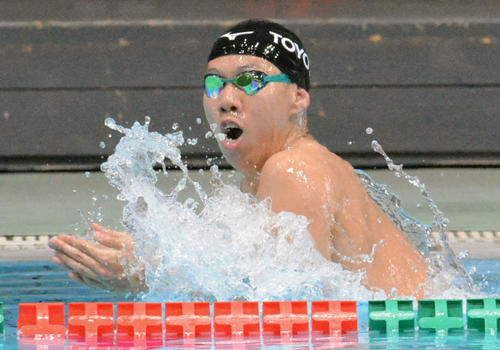 早大と慶大の対抗戦で男子200 メートル 個人メドレーにオープン参加した渡辺一平（共同）