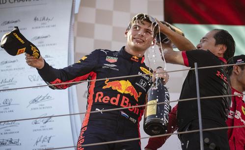 F1オーストリアGPで優勝し、ホンダの田辺豊治テクニカルディレクター（右）に祝福されるレッドブル・ホンダのマックス・フェルスタッペン（ゲッティ＝共同）