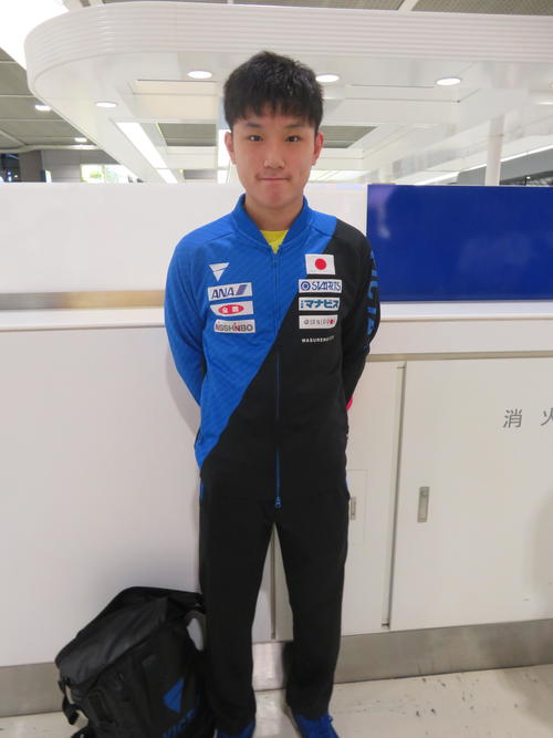 韓国オープンに向けて出発した成田空港で取材に応じる張本智和（撮影・三須一紀）