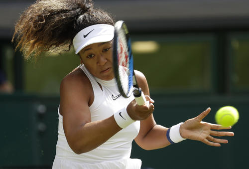 ウィンブルドン選手権1回戦、フォアを放つ大坂（AP）