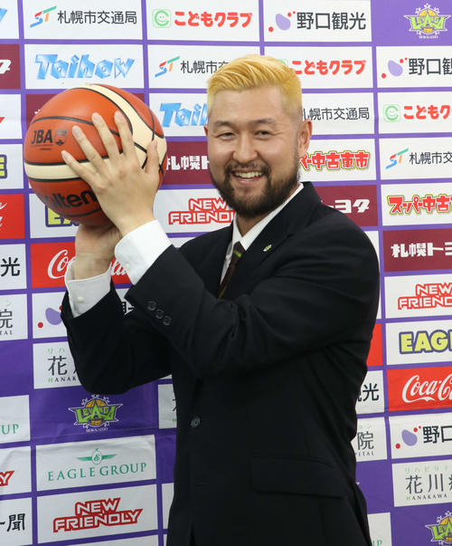 シュートポーズのリクエストに笑顔で応じるレバンガ北海道の橋本（撮影・浅水友輝）