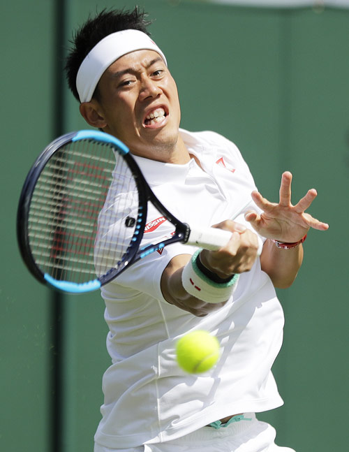 フォアを放つ錦織（AP）