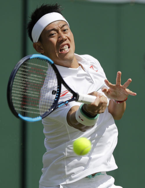 男子シングルス1回戦　モンテイロ戦でフォアを放つ錦織（AP）