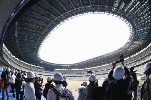 報道陣に公開された新国立競技場の建設現場（共同）