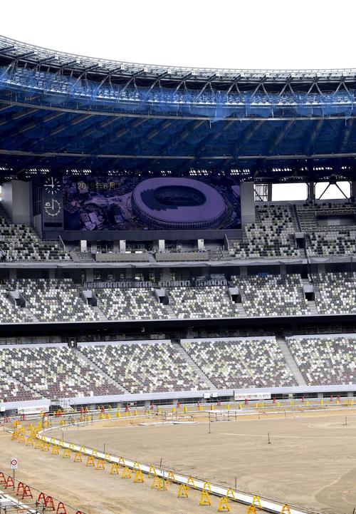報道陣に公開された新国立競技場の建設現場（共同）