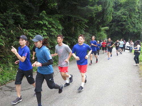 バドミントン日本代表合宿で山道を走る選手たち（撮影・松熊洋介）