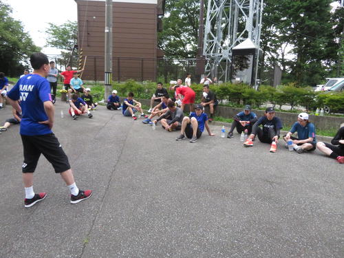 バドミントン日本代表合宿で山道でのトレーニングを終え、座り込む選手たち。左は日本代表朴柱奉監督（撮影・松熊洋介）