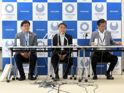 五輪チケットの新たな抽選方法について説明する、左から大会組織委員会の鈴木秀紀チケッティング部長、古宮正章副事務総長、高谷正哲スポークスパーソン（撮影・三須一紀）