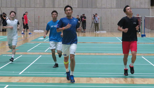 バドミントン日本代表合宿のアップでダッシュを行う桃田賢斗（中央）ら日本代表選手（撮影・松熊洋介）