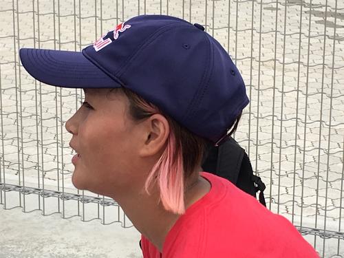 髪の毛を自らの名前さくらにちなだ勝負カラーのピングに染めたスケートボード・パーク世界女王の四十住さくら