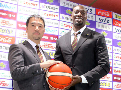 180センチの清永貴彦チーム統括と並び笑顔を見せる200センチのファイ（右）（撮影・浅水友輝）