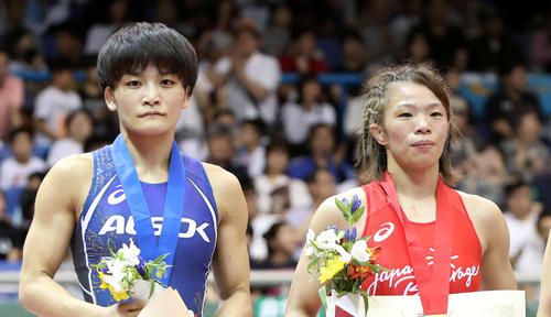 全日本選抜レスリング選手権女子57キロ級決勝、優勝した川井梨紗子（右）と準優勝の伊調（19年6月16日撮影）