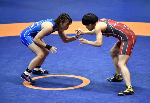 女子57キロ級　対戦する伊調馨（右）と川井梨紗子（共同）