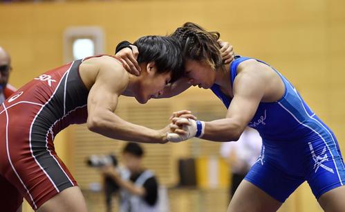 女子57 キロ 級　対戦する伊調馨（左）と川井梨紗子（共同）