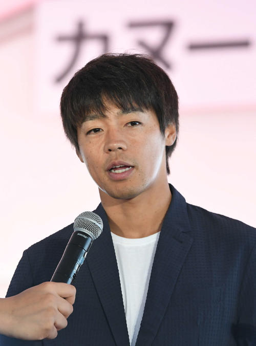 カヌー・スラロームセンターの完成披露会でインタビューに答える羽根田（撮影・山崎安昭）