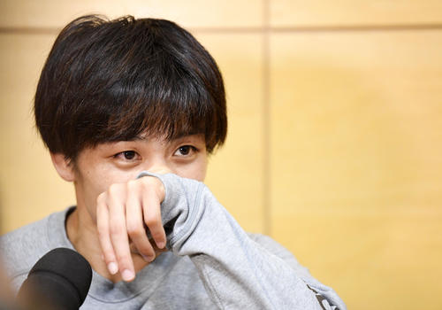女子フリースタイル57キロ級プレーオフ　伊調馨対川井梨紗子　囲み取材で悔しさをにじませる伊調（撮影・横山健太）