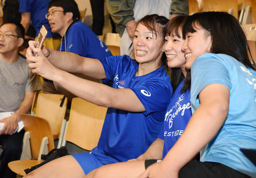 女子フリースタイル57キロ級プレーオフ　伊調馨対川井梨紗子　試合後、妹の友香子（中央）と笑顔で写メを撮る川井梨（後方左）（撮影・横山健太）