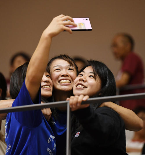 女子フリースタイル57キロ級プレーオフ　伊調馨対川井梨紗子　試合後、妹の友香子（左）と笑顔で写メを撮る川井梨（中央）（撮影・横山健太）