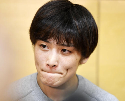 試合後の囲み取材で唇をかみしめる伊調（撮影・横山健太）