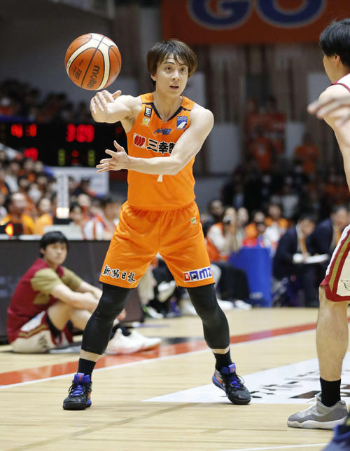 ノールックパスを出すPG五十嵐（2019年3月27日撮影）