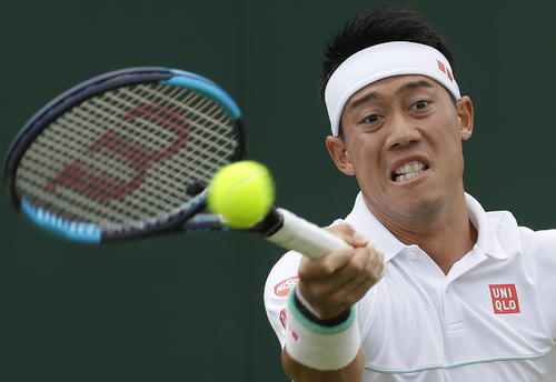 ショットを放つ錦織（AP）