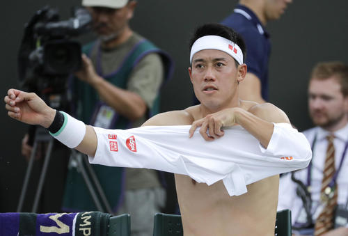 試合途中、ウェアを着替える錦織（AP）