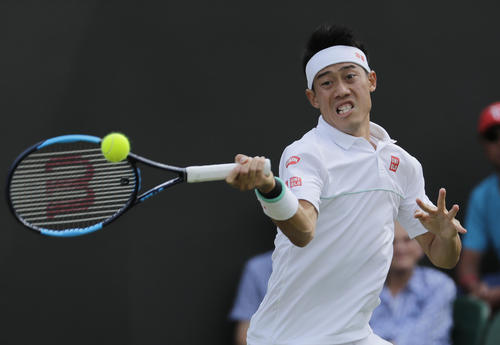 ウィンブルドン選手権4回戦、フォアを放つ錦織（AP）