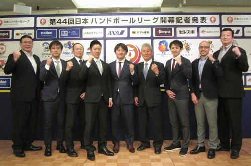 記者会見後、写真撮影に応じるハンドボール日本リーグの女子チームの監督たち。左端は北国銀行の荷川取義浩監督（共同）