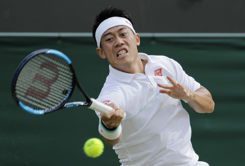 フォアで返球する錦織（AP）