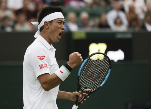 ククシュキンに勝利しガッツポーズする錦織（AP）