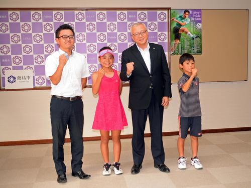 藤枝市の中村教育長（右から2人目）を表敬訪問した鈴木（左から2人目）。左端は父の健児さん、右端は弟の健太くん