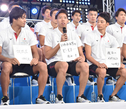 世界選手権に向けて「日本水泳界のヒーロー」と色紙に記した競泳日本代表の渡辺一平