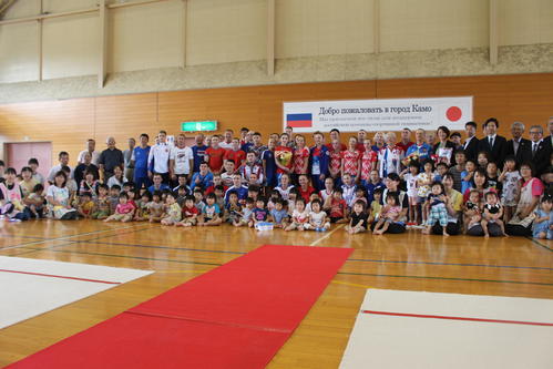 歓迎セレモニーで地元市民と記念撮影するロシア代表