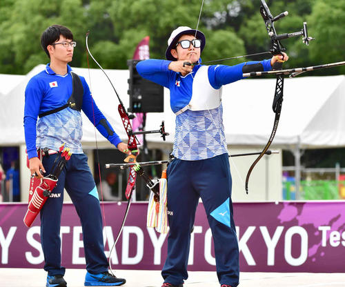 テストイベントのアーチェリー男女混合で準々決勝に臨む武藤（左）、杉本組（撮影・小沢裕）