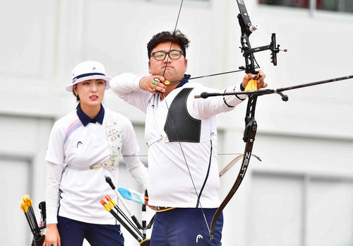 東京五輪・パラリンピック2020のテストイベントのアーチェリー男女混合で優勝した韓国のキム・ウジン（右）、チョン・イナ組（撮影・小沢裕）