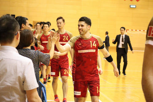 日本リーグデビュー戦で大崎の勝利に貢献し、ファンの声援にハイタッチで応える日本代表の土井杏利主将