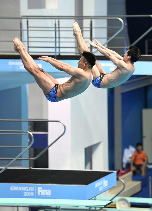 男子シンクロ板飛び込み決勝　2本目の演技を行う寺内（手前）、坂井組（撮影・鈴木みどり）