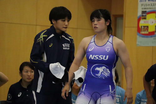 デリシャススマイル杯東日本大学女子レスリング選手権　最終戦の日大戦で日体大エース森川（右）に指示を送る伊調