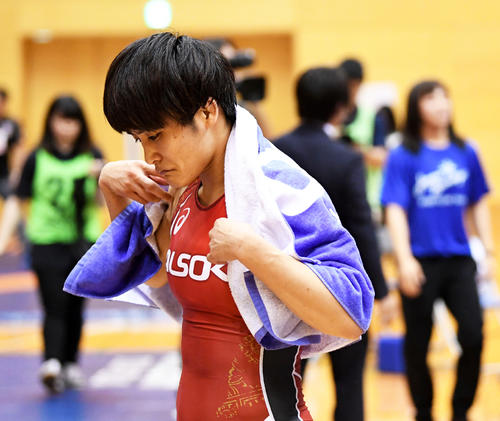 レスリング世界選手権代表選考会プレーオフで川井梨紗子に敗れ背に肩を落としマットを後にする伊調馨（2019年7月6日撮影）