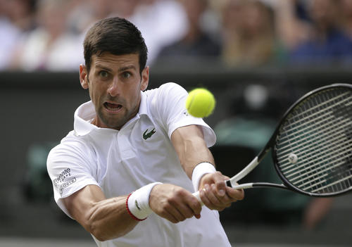 ウィンブルドン選手権決勝、バックハンドで返球するジョコビッチ（AP）