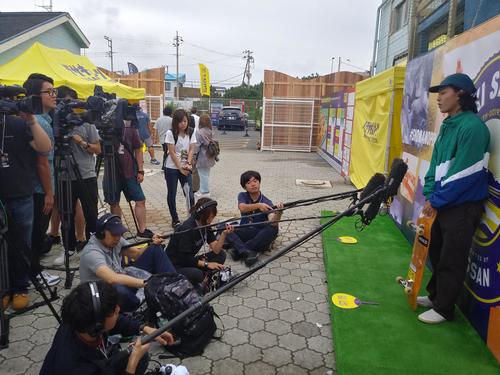復帰戦の湘南オープンで3位に入り、多くの報道陣の質問に応えるスケートボード・ストリートの池田大亮
