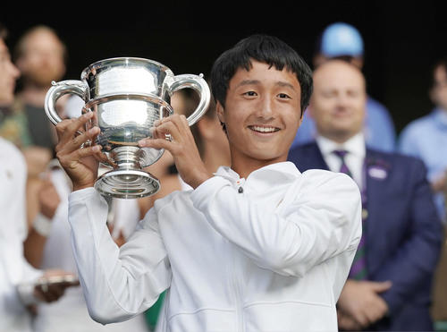 ウィンブルドン・ジュニア選手権の男子シングルスで優勝した望月（共同）