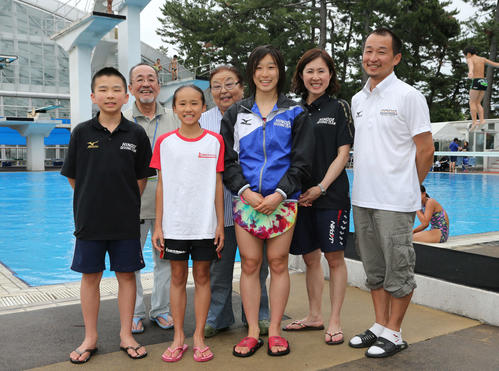 飛び込みで日本初の親子3代での五輪出場を狙う前列左から長男の快くん、次女の凜さん、長女の金戸華さん。後列左から祖父俊介さん、祖母久実子さん、母幸さん、父恵太さん（2014年7月6日撮影・丹羽敏通）