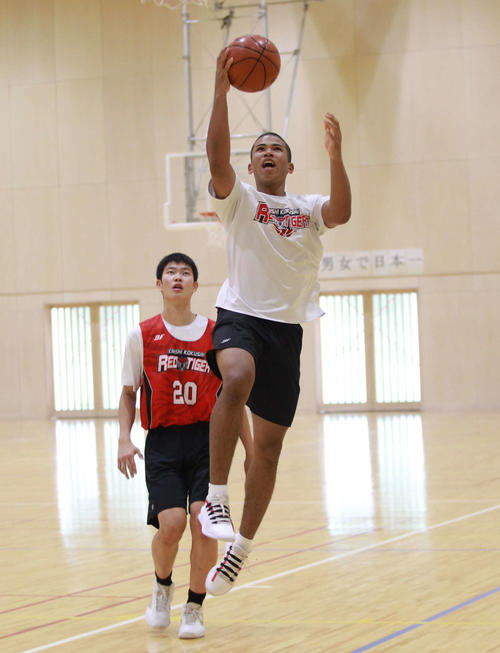 ゴール下のシュートを決めるSGジョーンズ（2019年7月2日撮影）